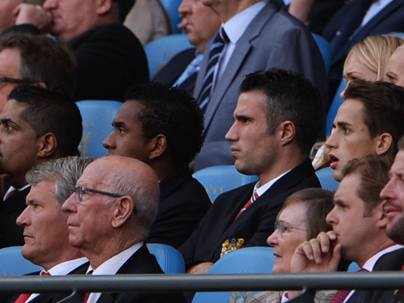 Van Persie watches on as United struggle without him